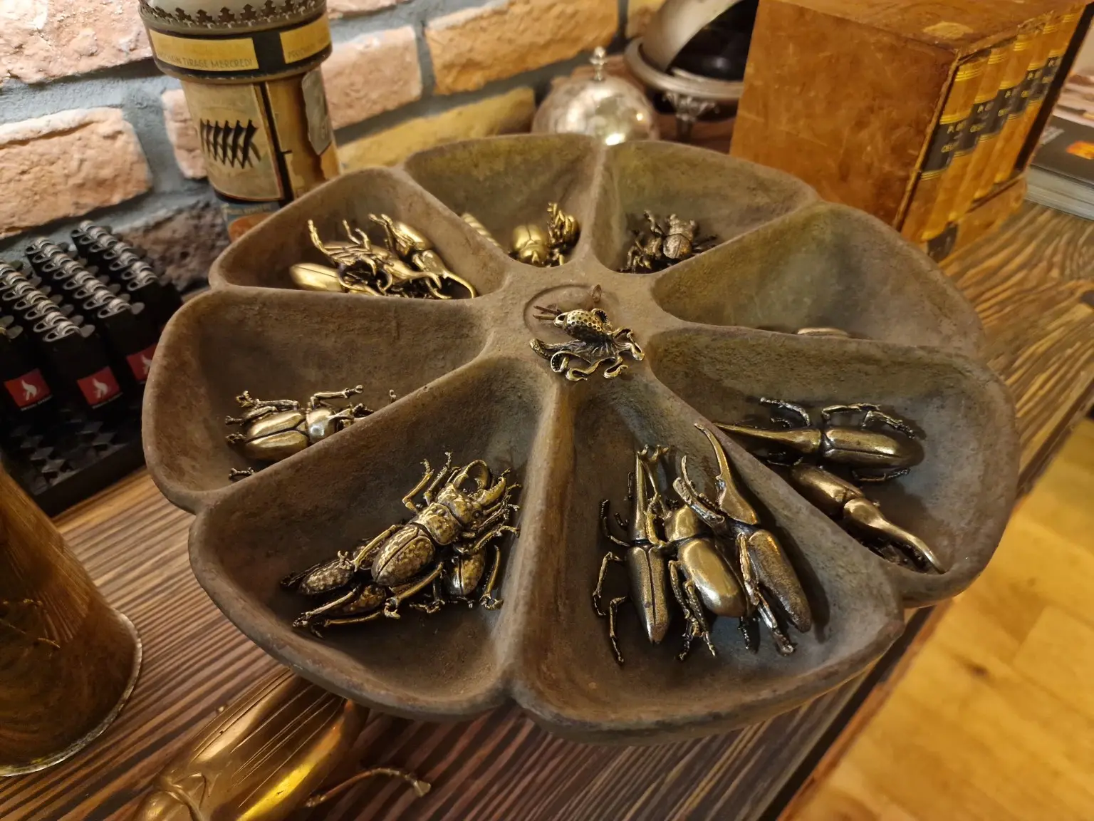 Käfer aus Messing in einer Schale