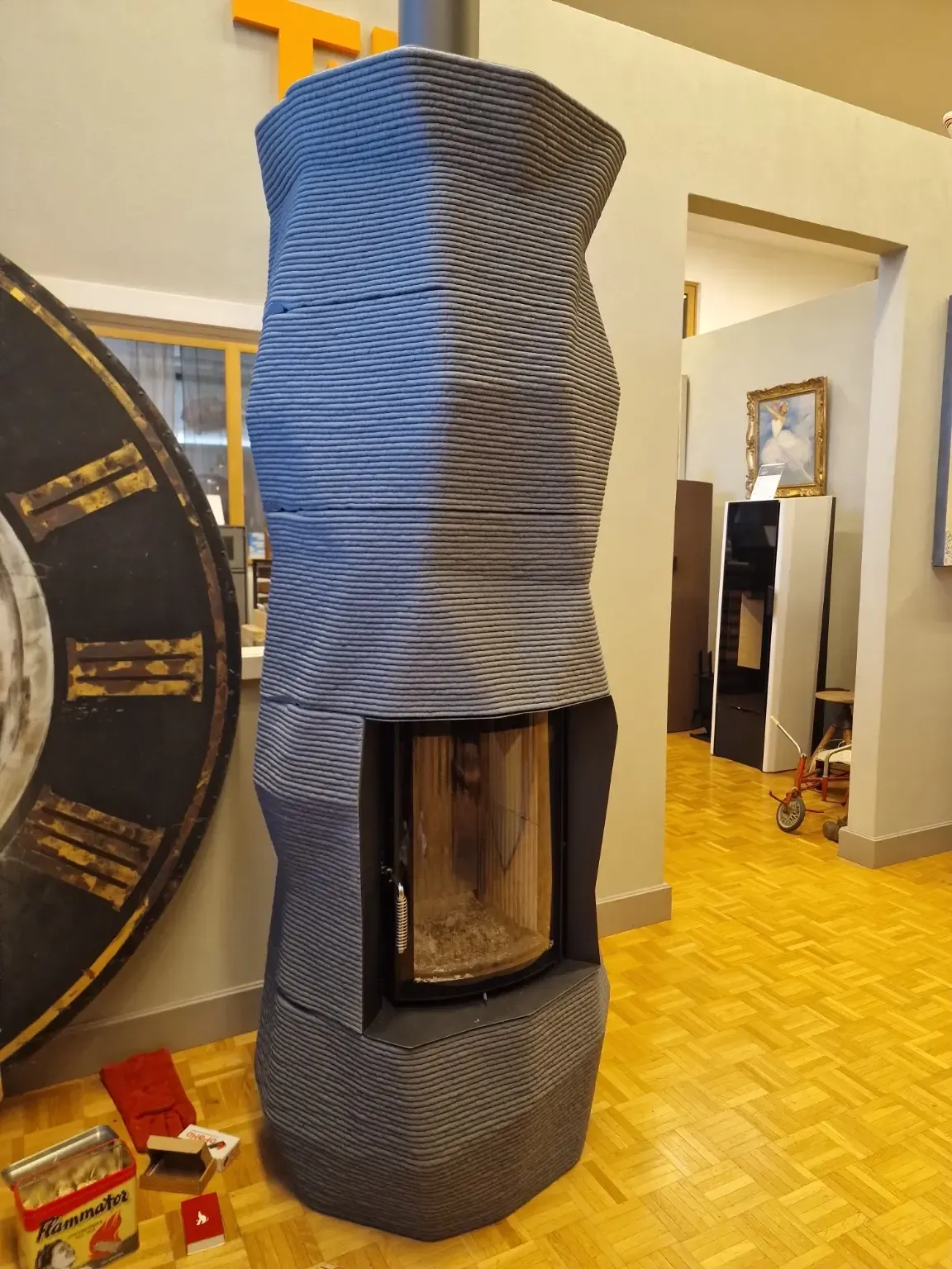 Der 3D-Kaminofen im Ofenladen, das Feuer brennt