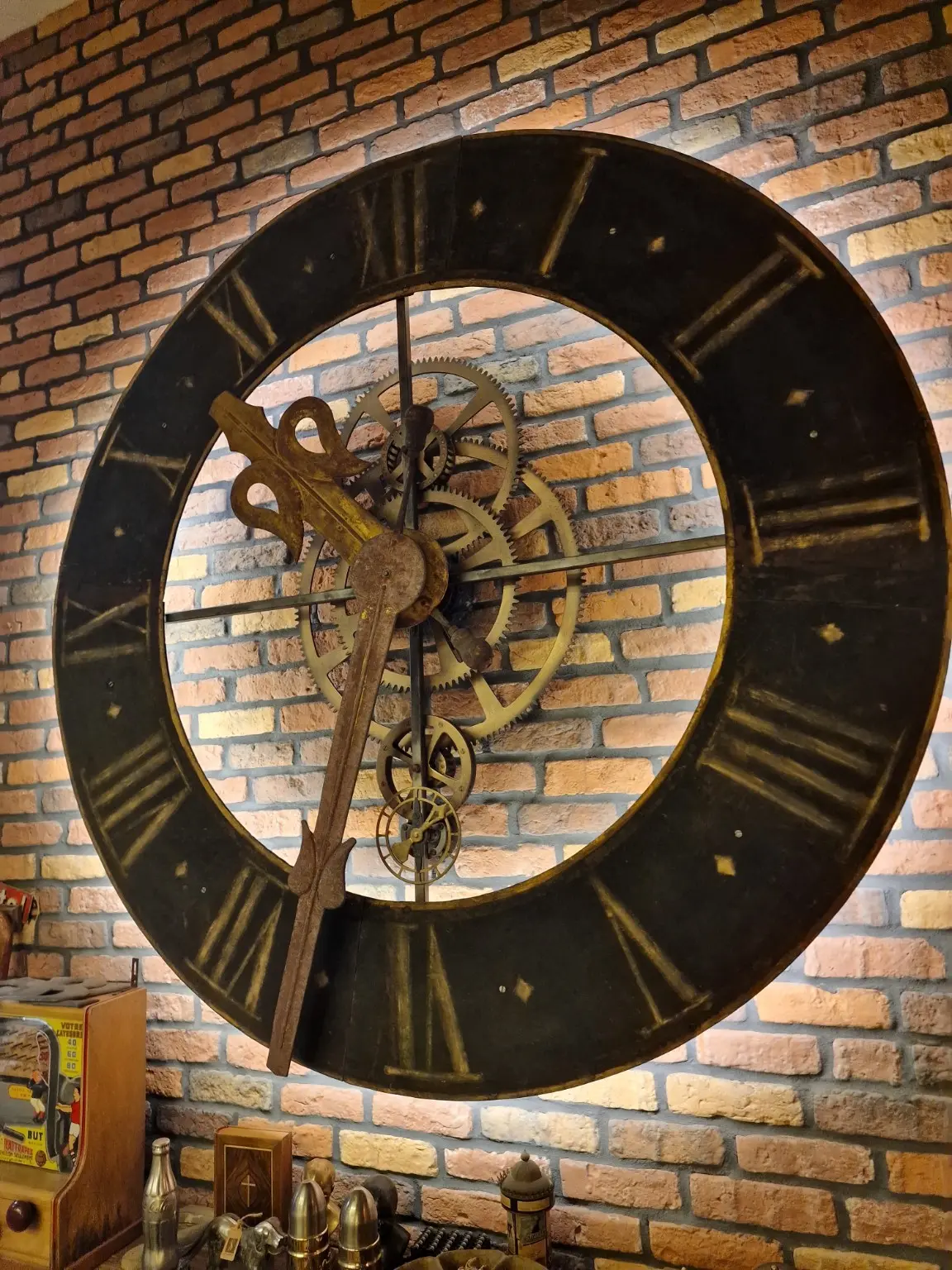 Hinterleuchtetes Turmuhr-Zifferblatt an einer Backsteinwand
