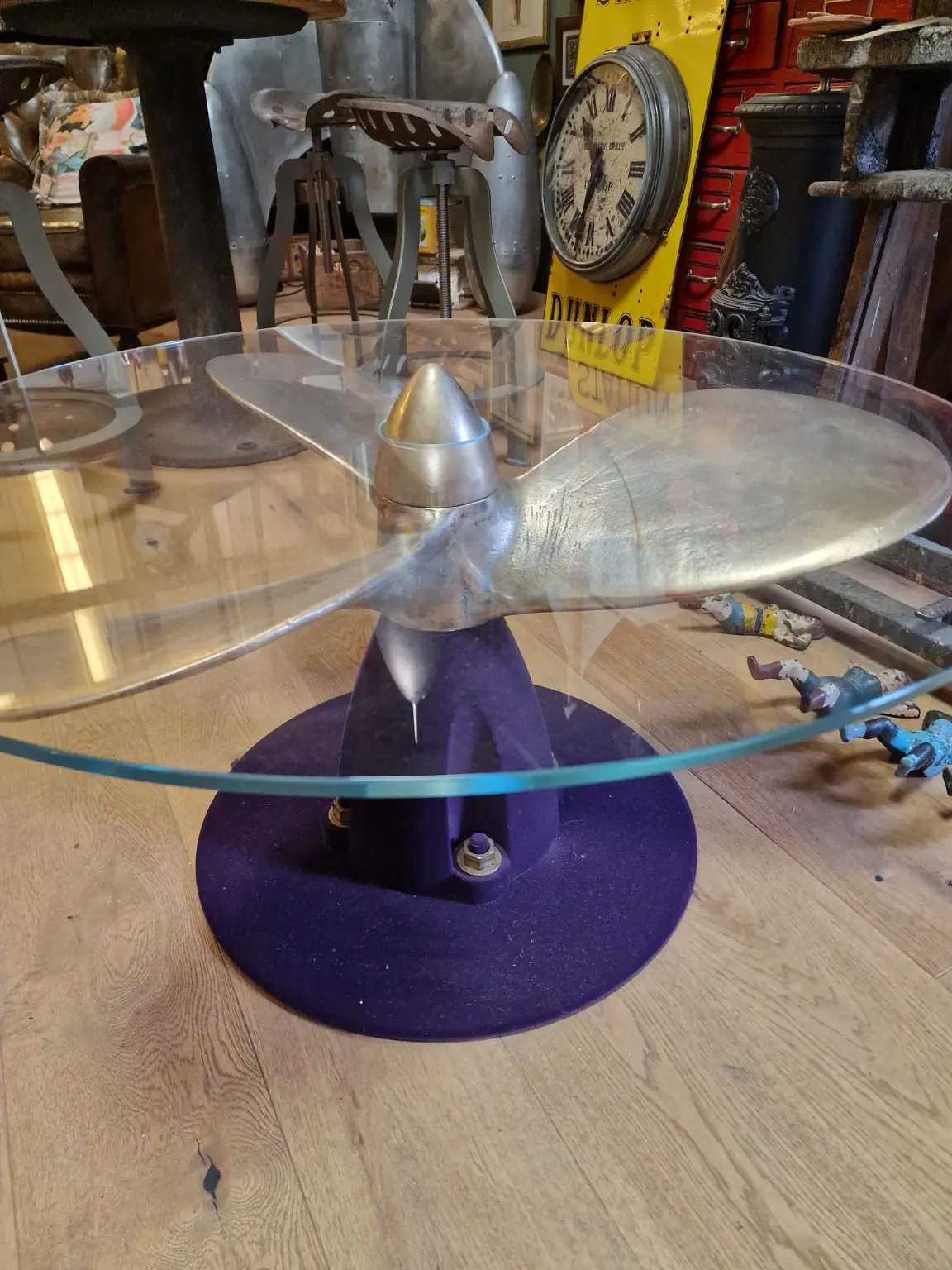 Glastisch auf einem Propeller