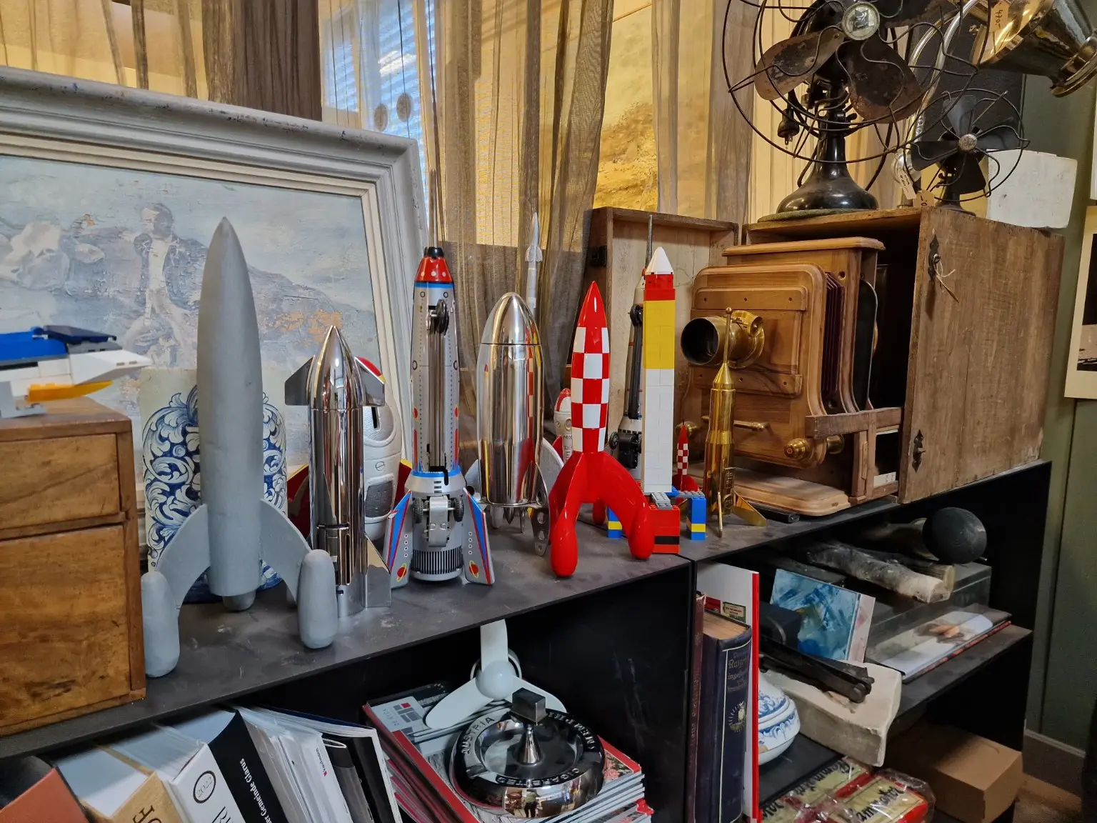 Raketen aus der Sammlung im Regal