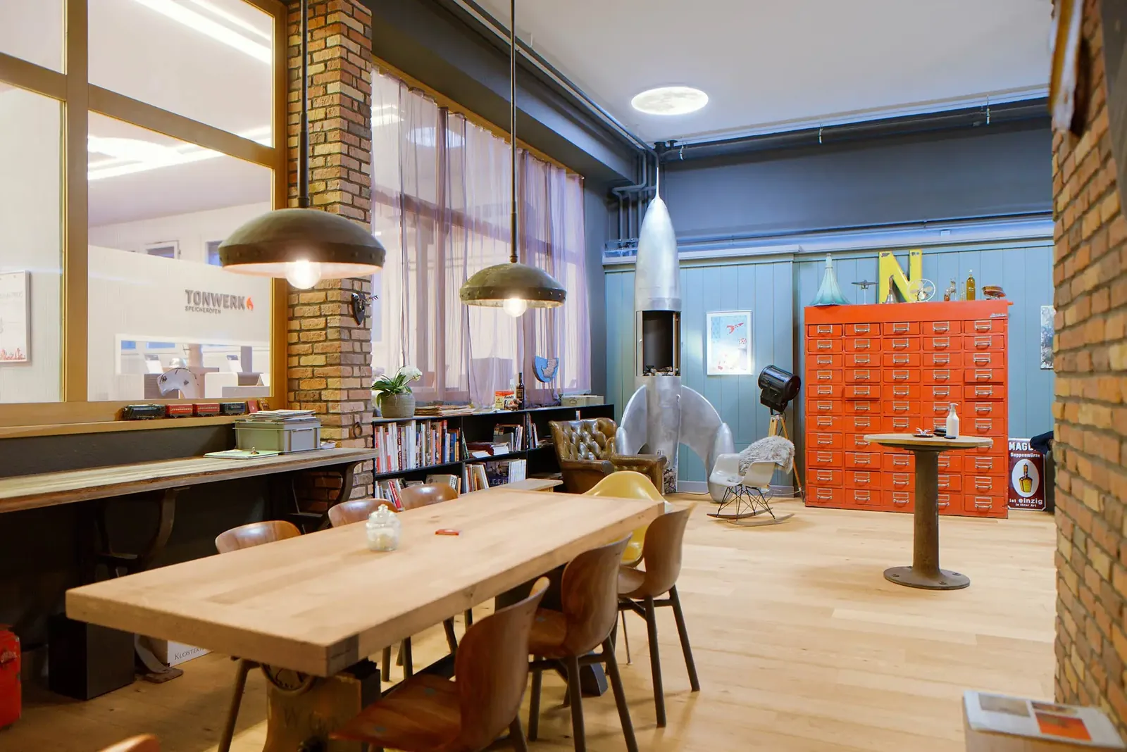 Das Atelier im Überblick: Rakete, Schubladenwand, langer Tisch